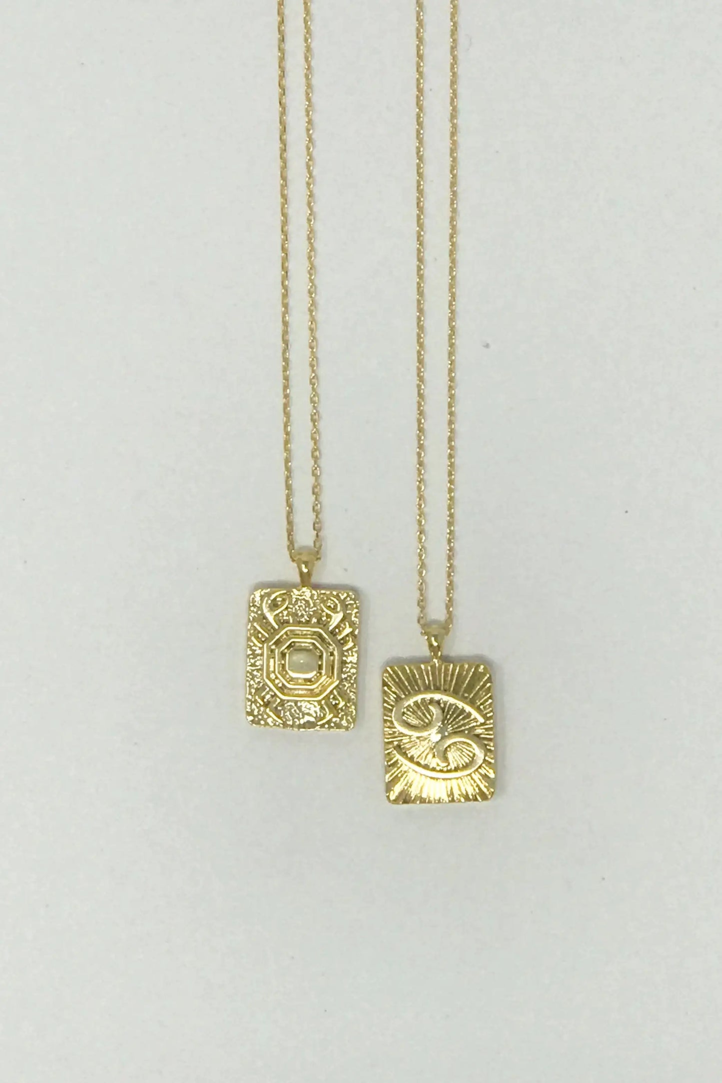 Reversible Zodiac Necklace – Double-Sided Gold Pendant 🌙