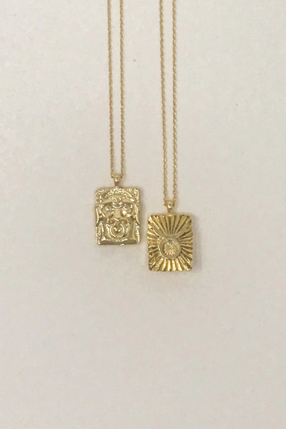 Reversible Zodiac Necklace – Double-Sided Gold Pendant 🌙