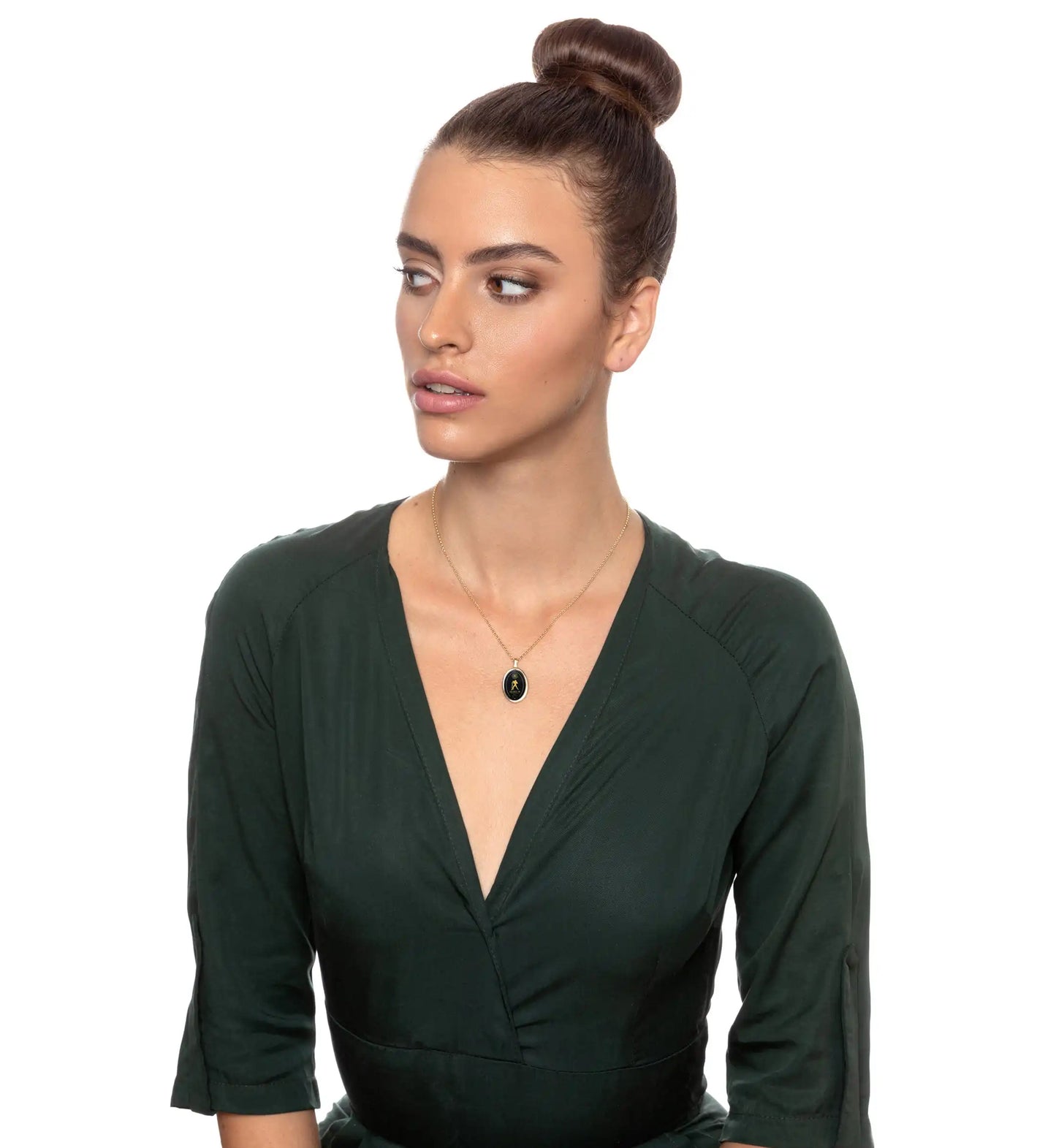 Aquarius Zodiac Necklace – 24K Gold on Onyx Pendant ✨