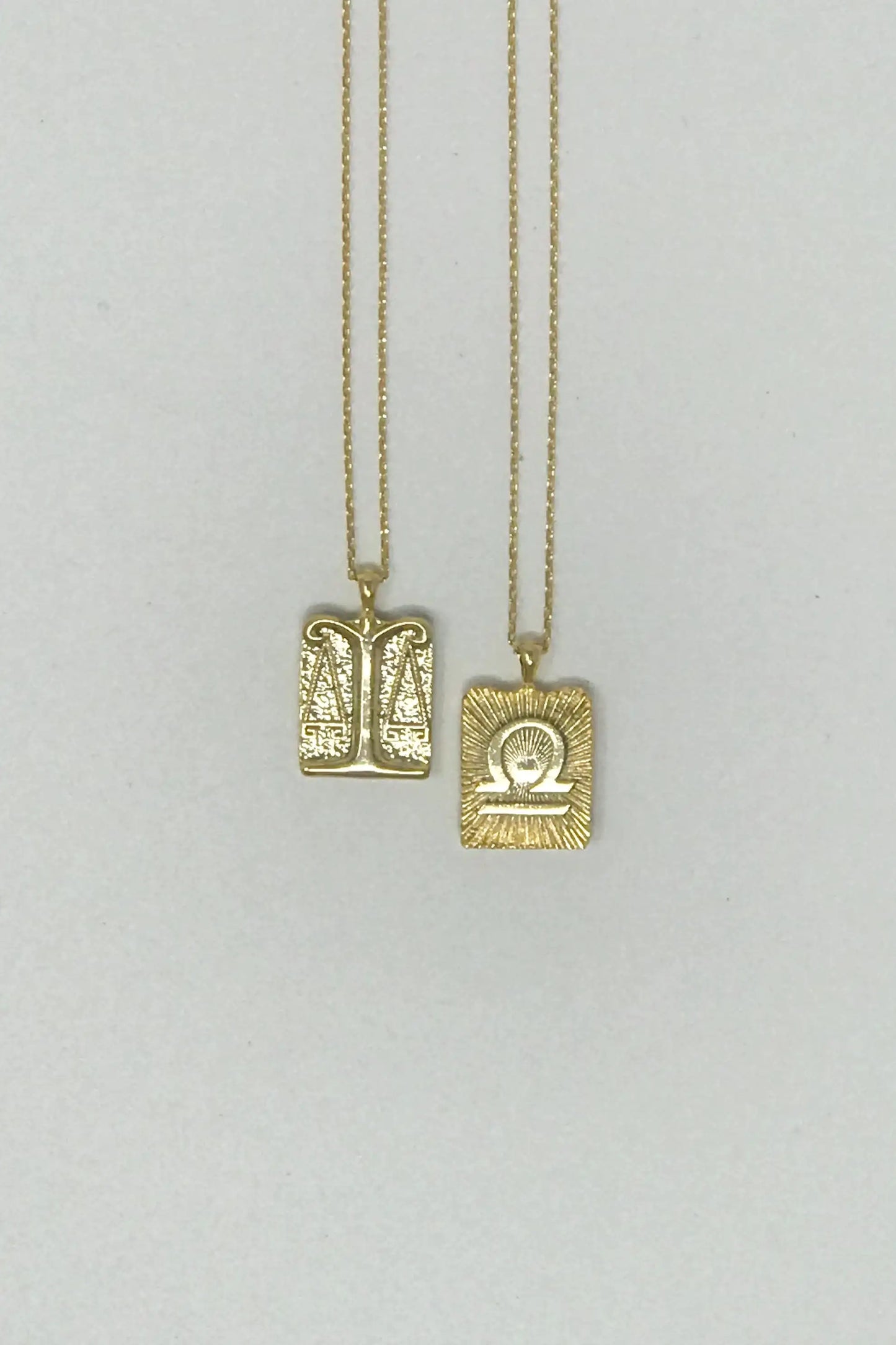 Reversible Zodiac Necklace – Double-Sided Gold Pendant 🌙