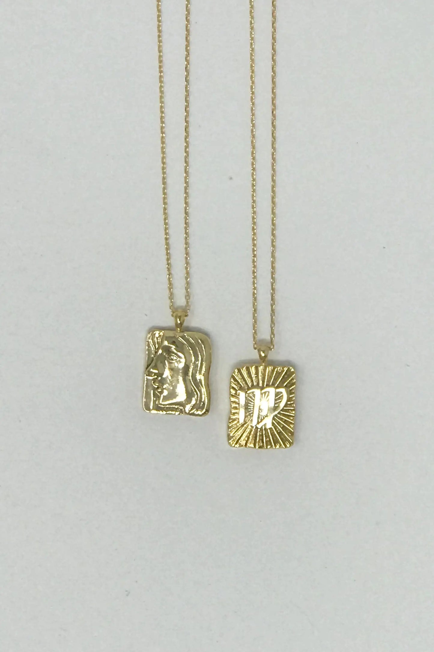 Reversible Zodiac Necklace – Double-Sided Gold Pendant 🌙