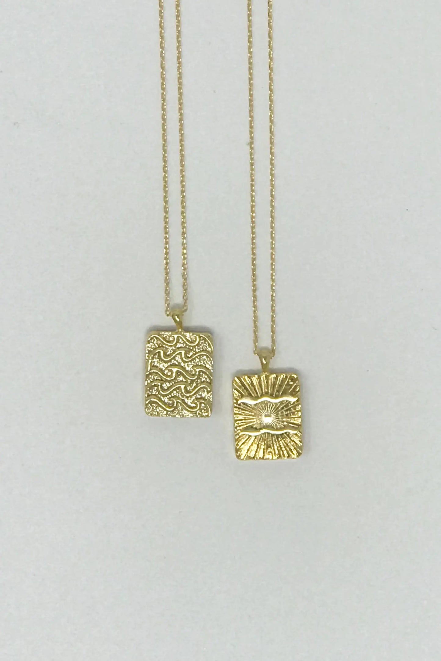 Reversible Zodiac Necklace – Double-Sided Gold Pendant 🌙