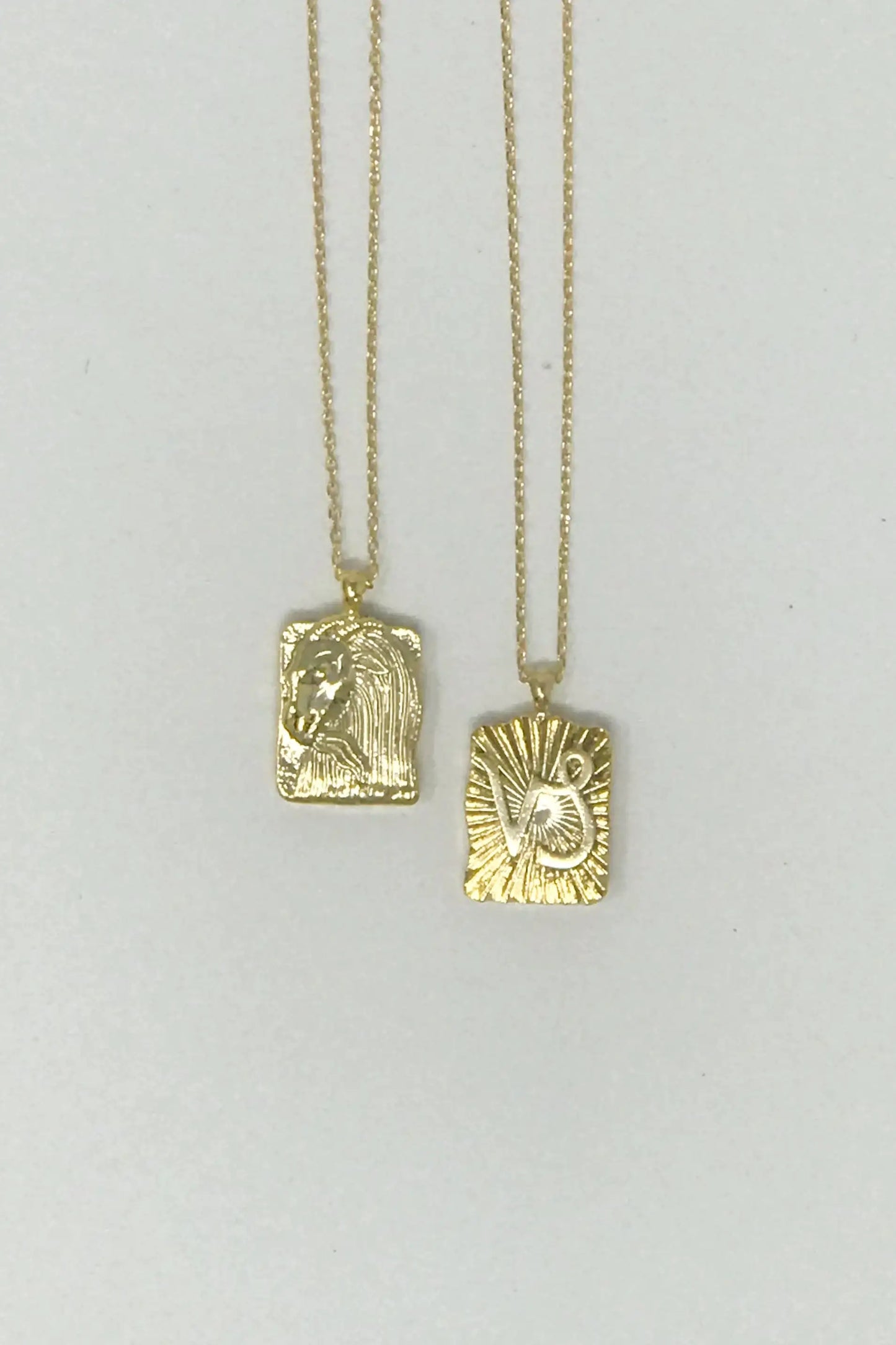 Reversible Zodiac Necklace – Double-Sided Gold Pendant 🌙
